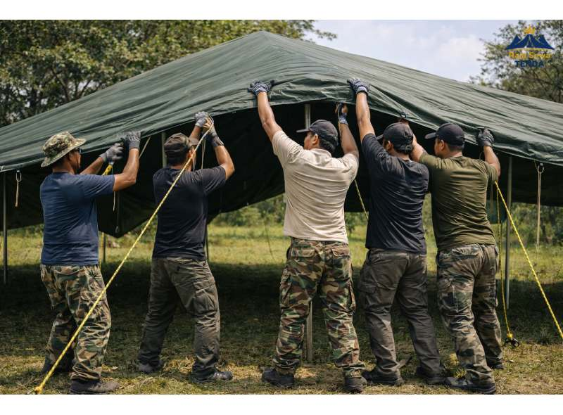 Foto tim melakukan final tightening guy-lines dan checking roof tension pada tenda pleton yang sudah berdiri